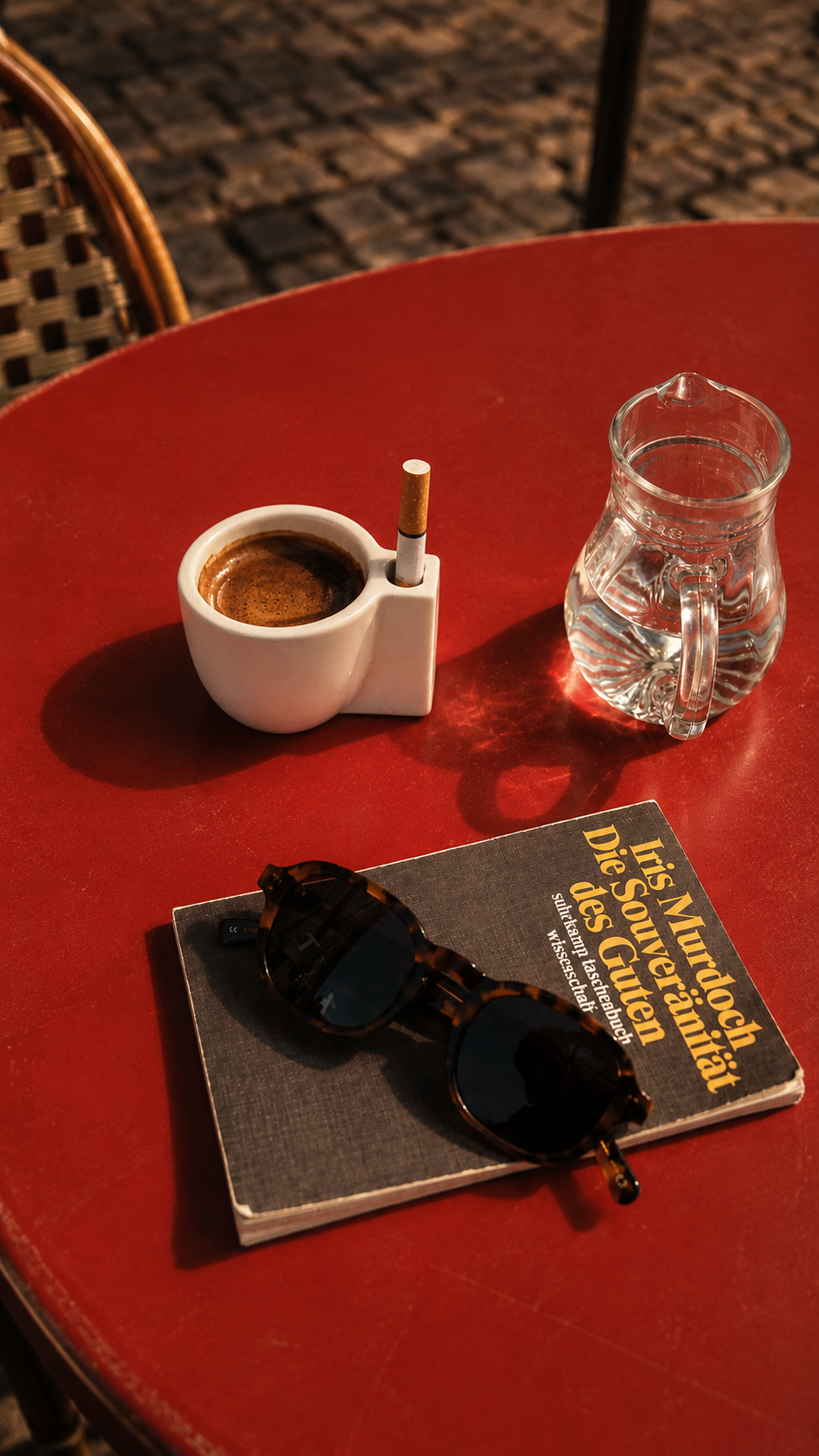 Tazzina Fumo lifestyle — moka pour with Mediterranean islands